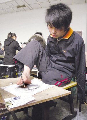 残疾男生用右脚作画参加艺考续：被高校录取