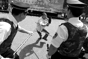 北京首个校园护卫队9月上岗 队员均为北京人