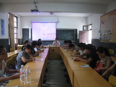 徐土松乡长参加应村小学安全会议并讲话
